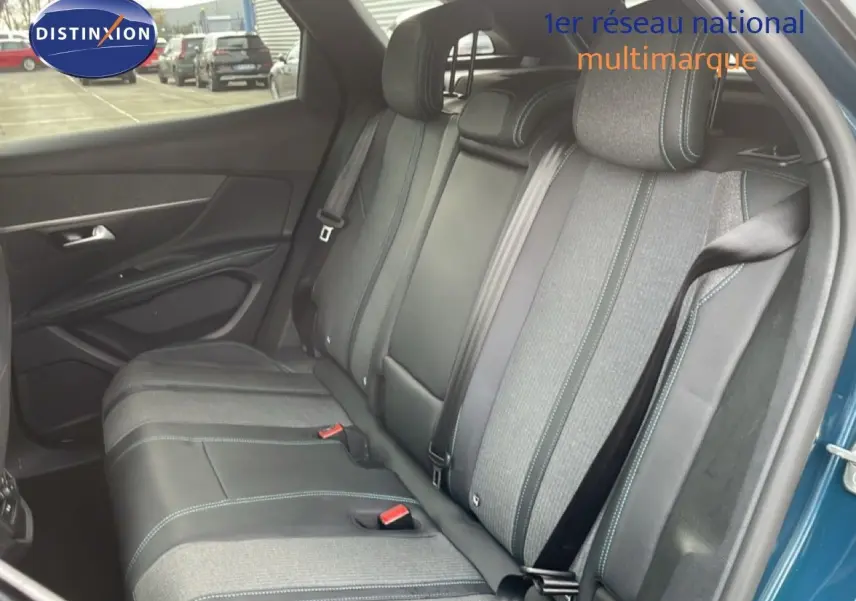 Vue intérieure du siège arrière droit du Peugeot 3008 bleu Celebes métal, avec sellerie tissu et cuir noir.