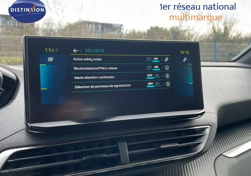 Écran tactile central du tableau de bord du Peugeot 3008 bleu, affichant les options de sécurité activées.