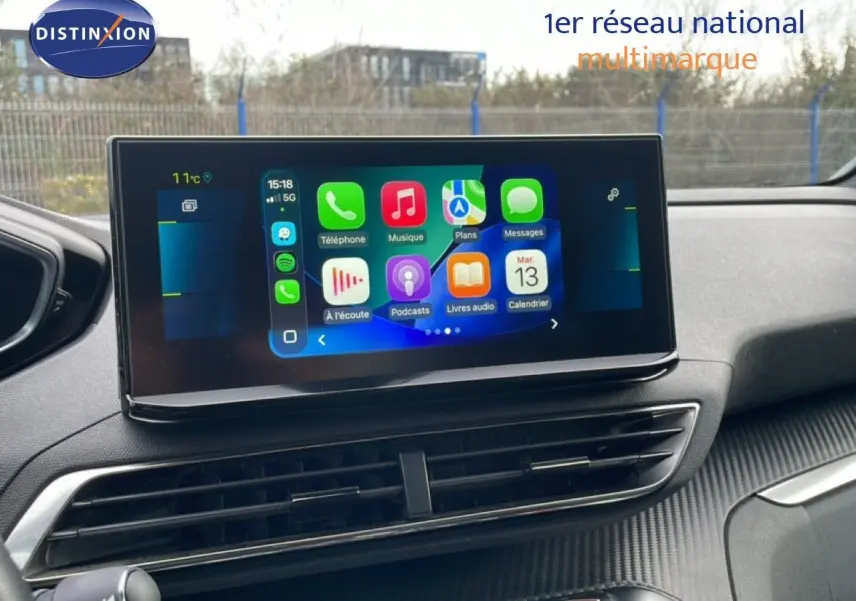 Vue intérieure du tableau de bord du Peugeot 3008 2024 avec écran tactile affichant les applications connectées.