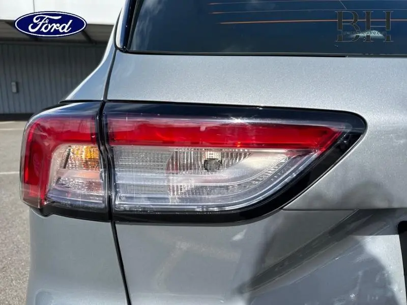 Gros plan sur le feu arrière droit du Ford Kuga 2023 gris Solar métallisé, soulignant ses détails lumineux distinctifs.