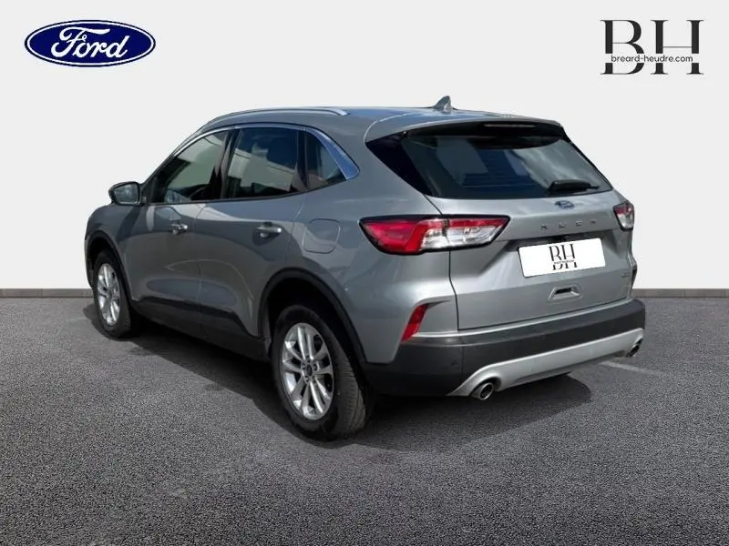 Ford Kuga gris Solar métallisé vu en 3/4 arrière droit, avec feux arrière LED et jantes alu.