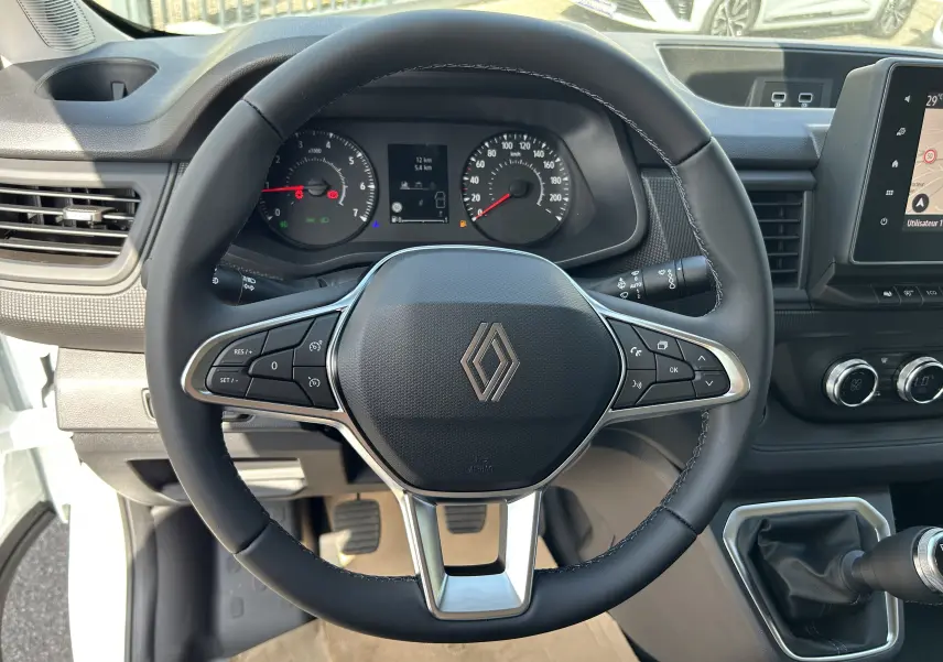 Vue intérieure centrée sur le volant noir du Renault Trafic cabine approfondie 2026 avec tableau de bord et écran tactile.