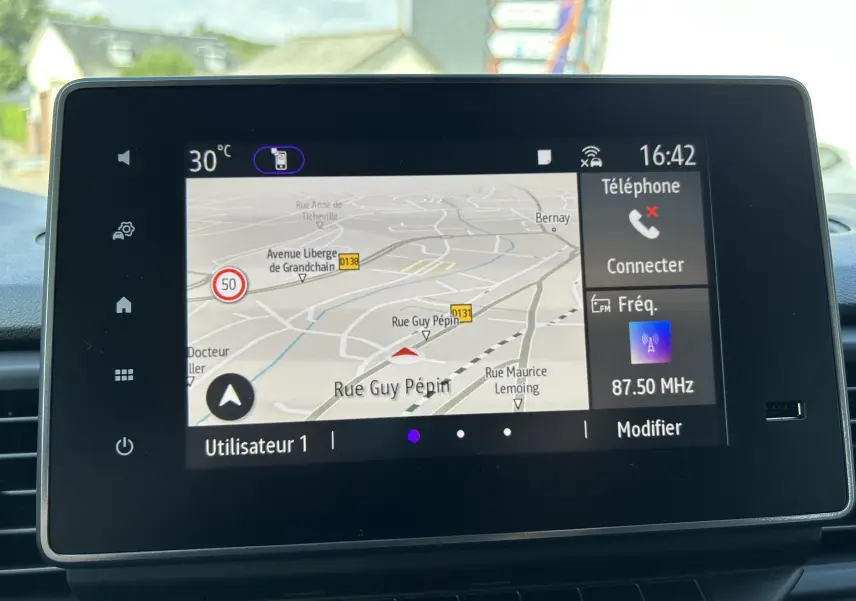 Écran tactile central du Renault Trafic blanc affichant la navigation GPS et les options téléphone et radio à 16h42.