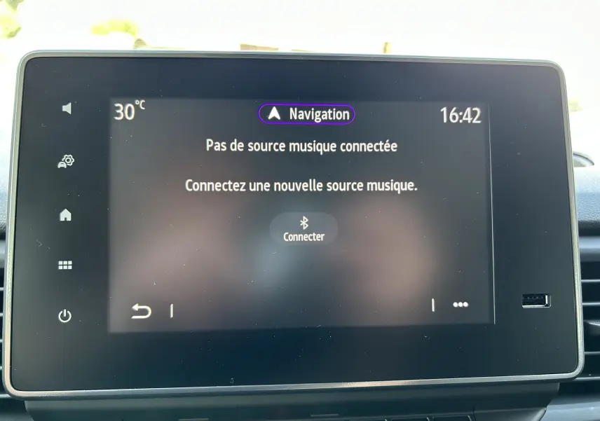Écran tactile central du tableau de bord du Renault Trafic blanc, affichant le menu de navigation et connexion Bluetooth.