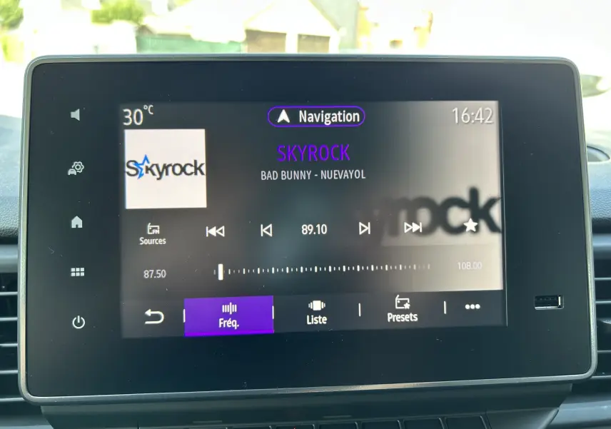 Écran tactile central du Renault Trafic blanc affichant la radio Skyrock et la navigation à 16h42.