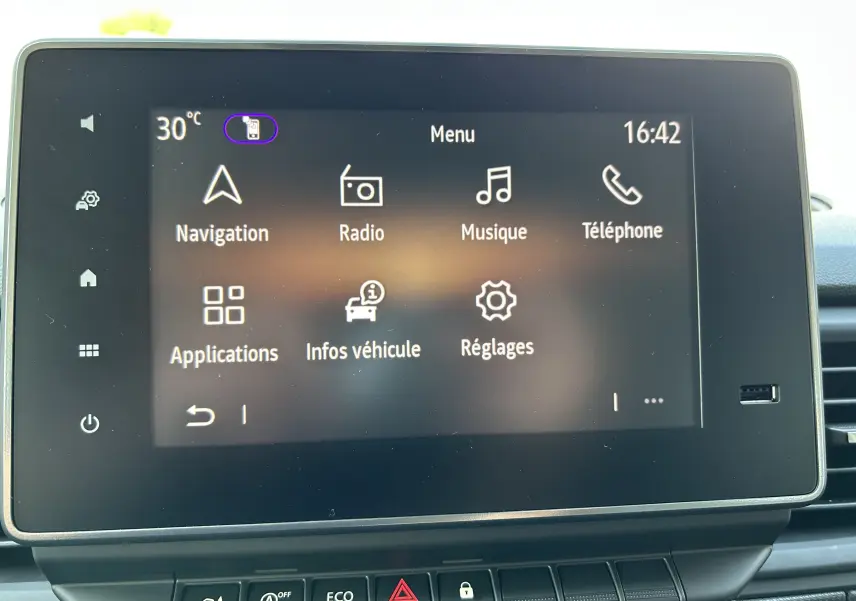 Écran tactile central du Renault Trafic L2H1 2026 affichant le menu principal avec navigation et réglages.