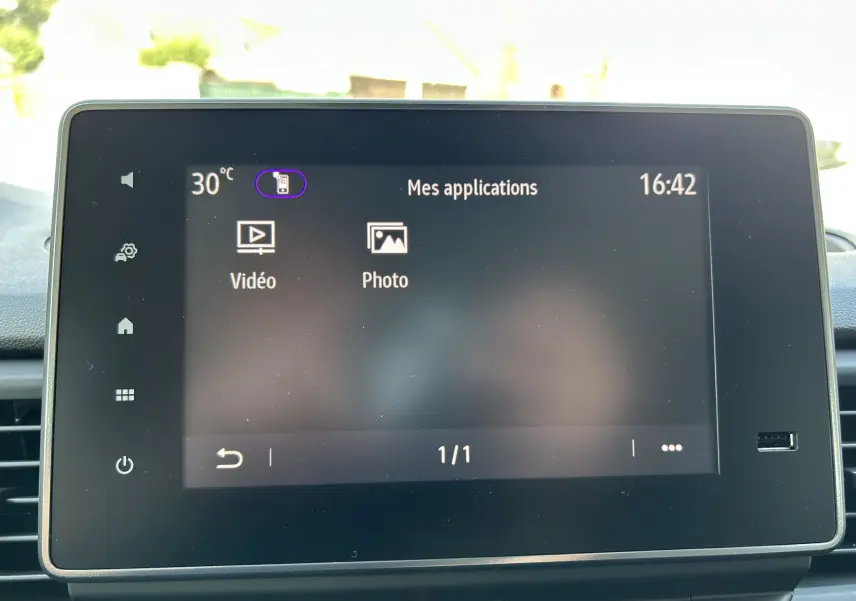 Écran tactile central du Renault Trafic blanc, affichant les applications vidéo et photo en intérieur.