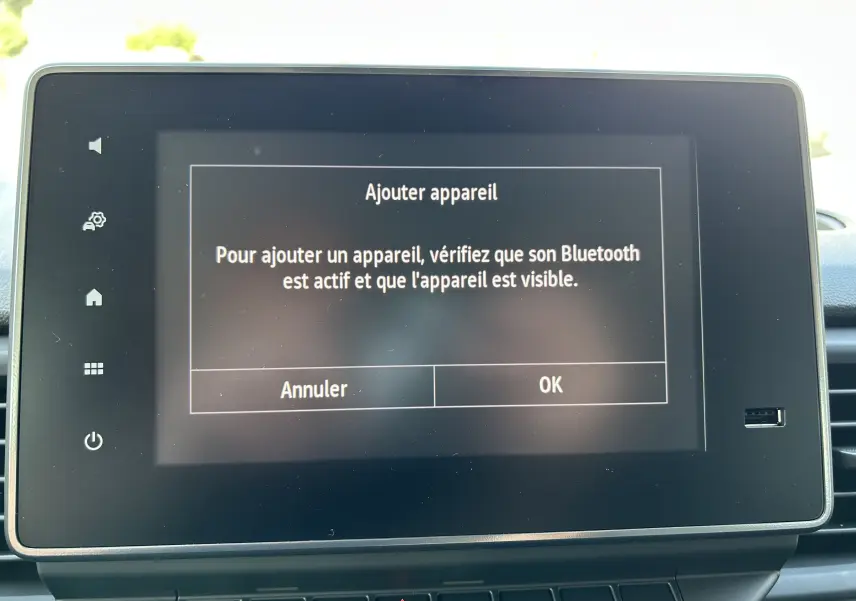 Écran tactile central du Renault Trafic blanc 2026 affichant une invite pour ajouter un appareil Bluetooth.
