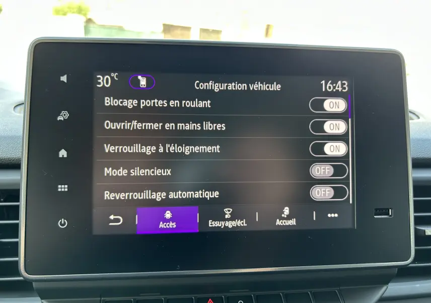 Écran tactile central du tableau de bord du Renault Trafic blanc, affichant les réglages de configuration véhicule.