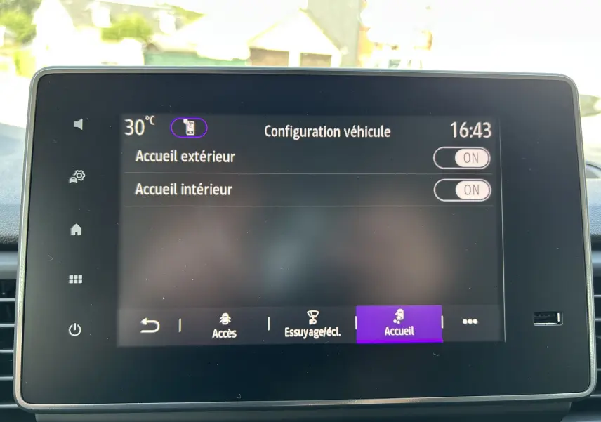 Écran tactile intérieur du Renault Trafic blanc montrant la configuration véhicule à 16h43 par 30°C.