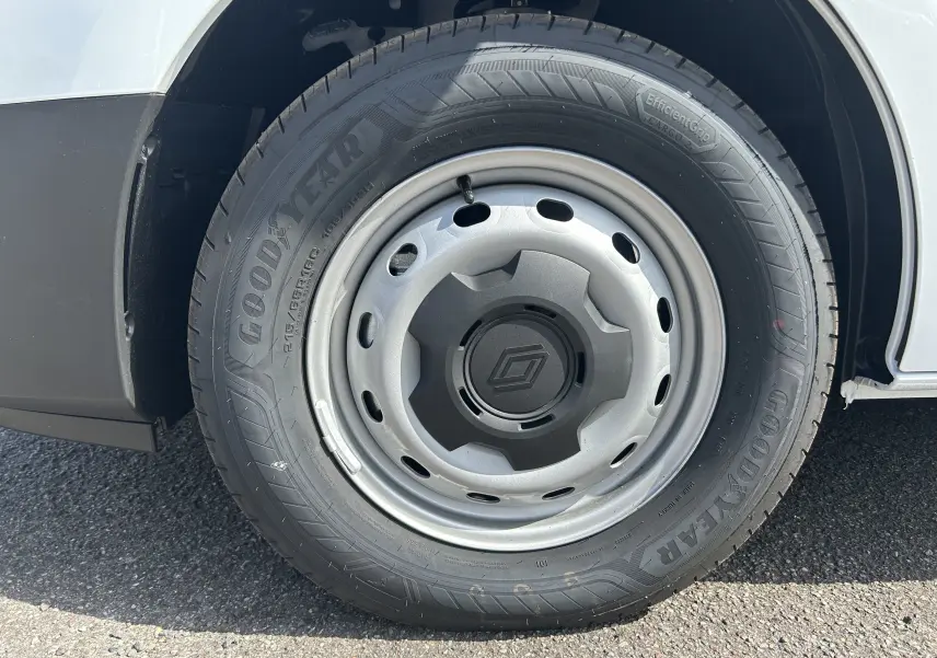 Gros plan sur la roue avant droite blanche du Renault Trafic Cabine Approfondie avec jante acier et pneu Goodyear.
