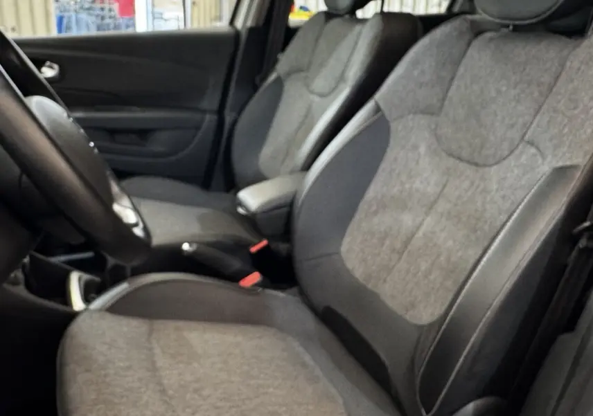 Vue intérieure côté conducteur du Renault Captur Intens TCe 90 2019, sièges tissu gris et volant cuir multifonctions.