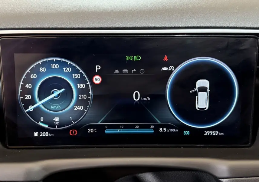 Affichage numérique du tableau de bord du Hyundai Tucson hybride 2021, vitesse à 0 km/h et indicateurs actifs.