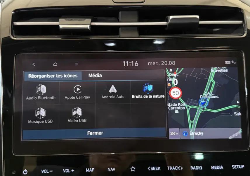 Écran tactile central du Hyundai Tucson noir 2021 affichant navigation et options multimédia en intérieur.