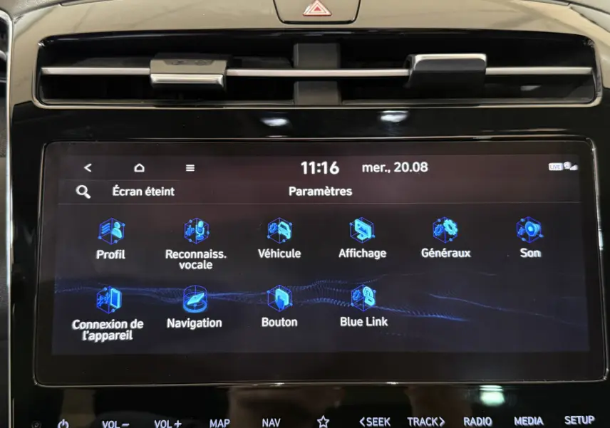Écran tactile central du tableau de bord du Hyundai Tucson noir, affichant le menu des paramètres du véhicule.
