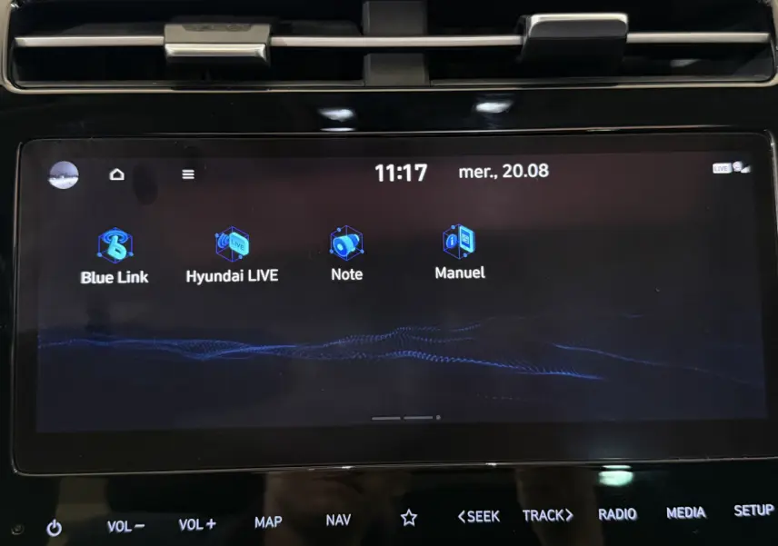 Écran tactile central noir du tableau de bord Hyundai Tucson 2021 affichant applications Blue Link et Manuel.