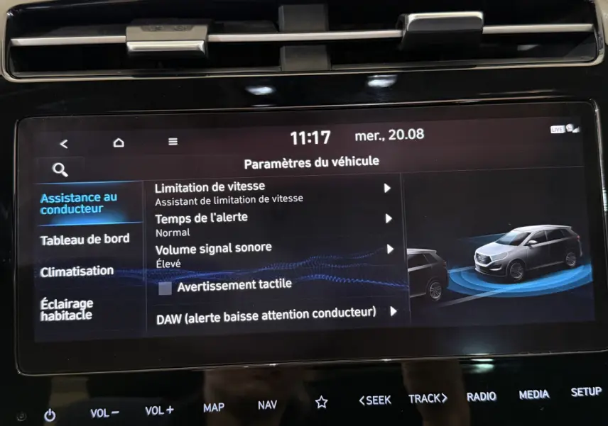 Écran tactile intérieur du Hyundai Tucson noir 2021 montrant les paramètres d'assistance au conducteur.
