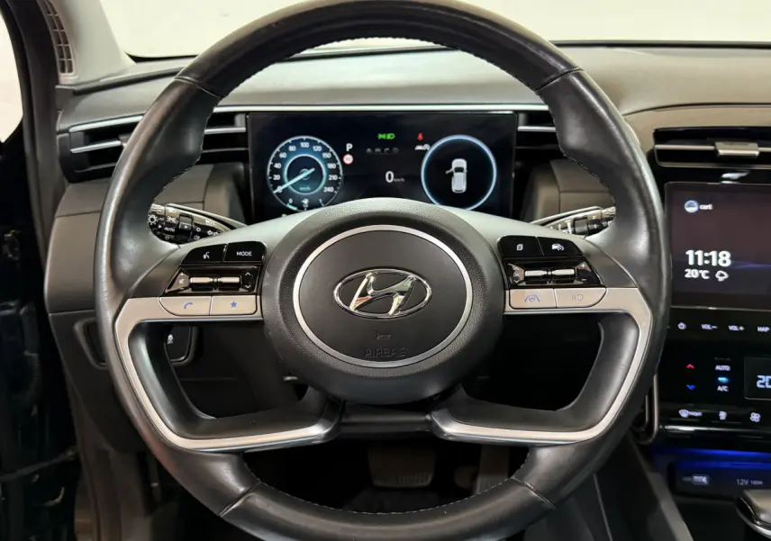 Volant cuir noir et alu du Hyundai Tucson 2021 avec tableau de bord numérique et écran tactile central visible de face