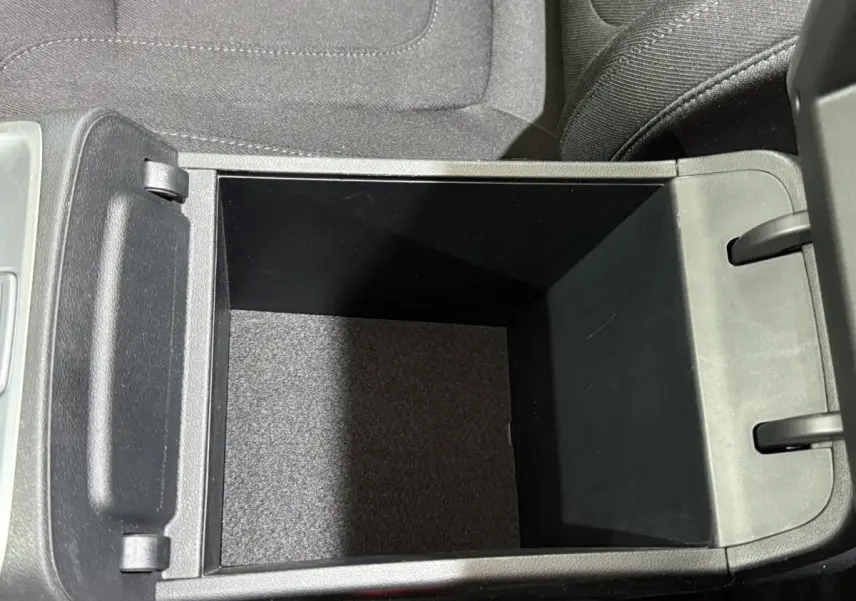 Vue plongeante sur le rangement central vide en tissu noir du Hyundai Tucson 2021, finition Creative hybride essence.