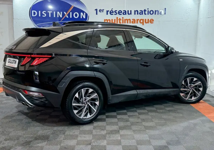 Hyundai Tucson noir vue de profil côté droit, avec feux arrière LED et jantes alliage modernes.