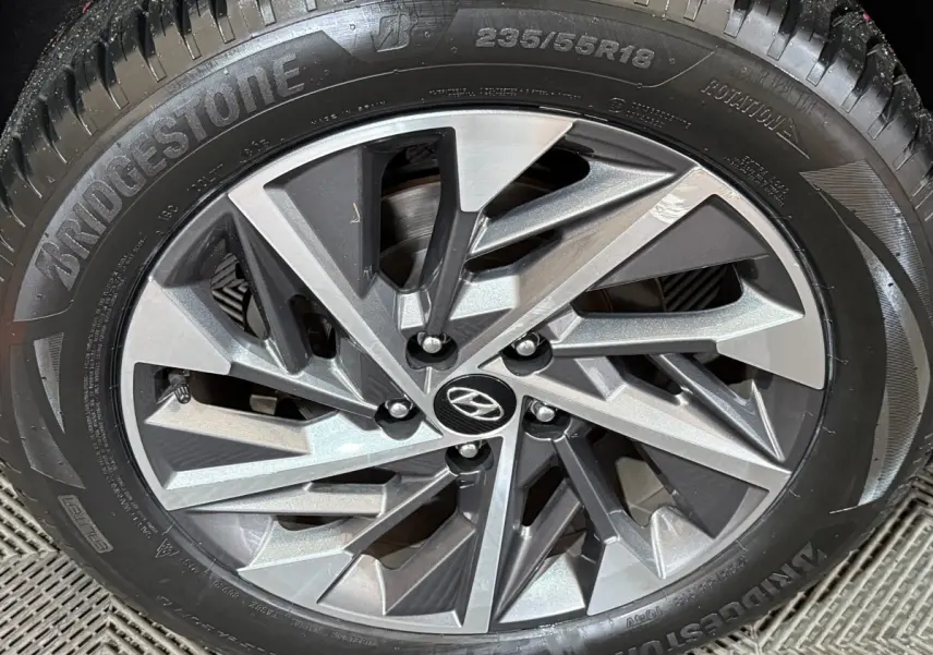 Gros plan sur la jante alliage gris et noir du Hyundai Tucson 2021, pneu Bridgestone visible.