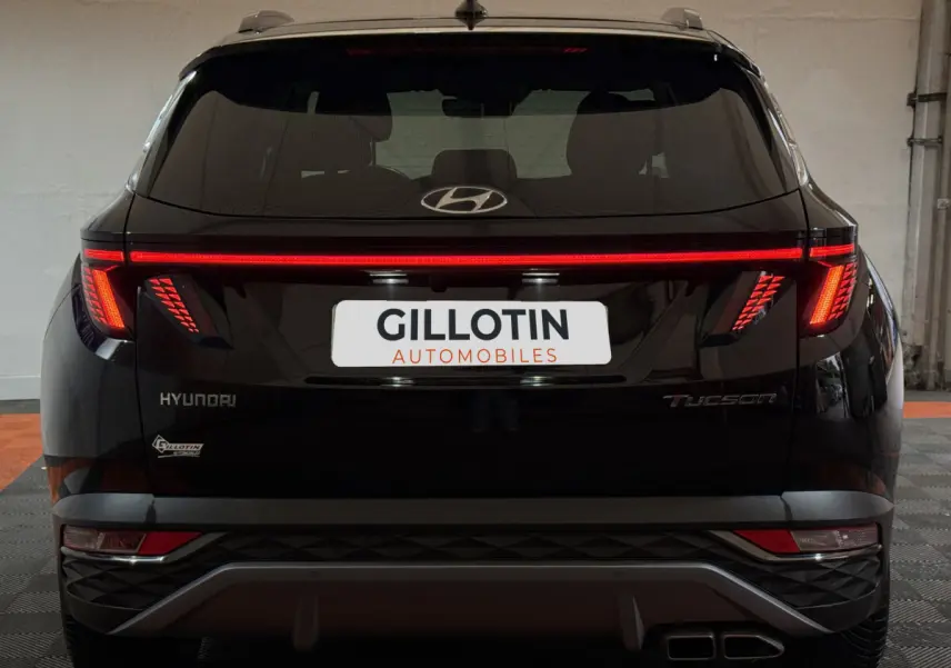 Vue arrière d'un Hyundai Tucson noir 2021 avec feux LED en bandeau et double sortie d'échappement carrée.
