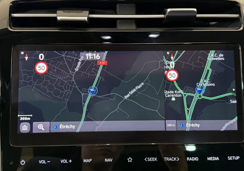 Écran tactile central affichant la navigation GPS du Hyundai Tucson hybride noir, vue rapprochée du tableau de bord.
