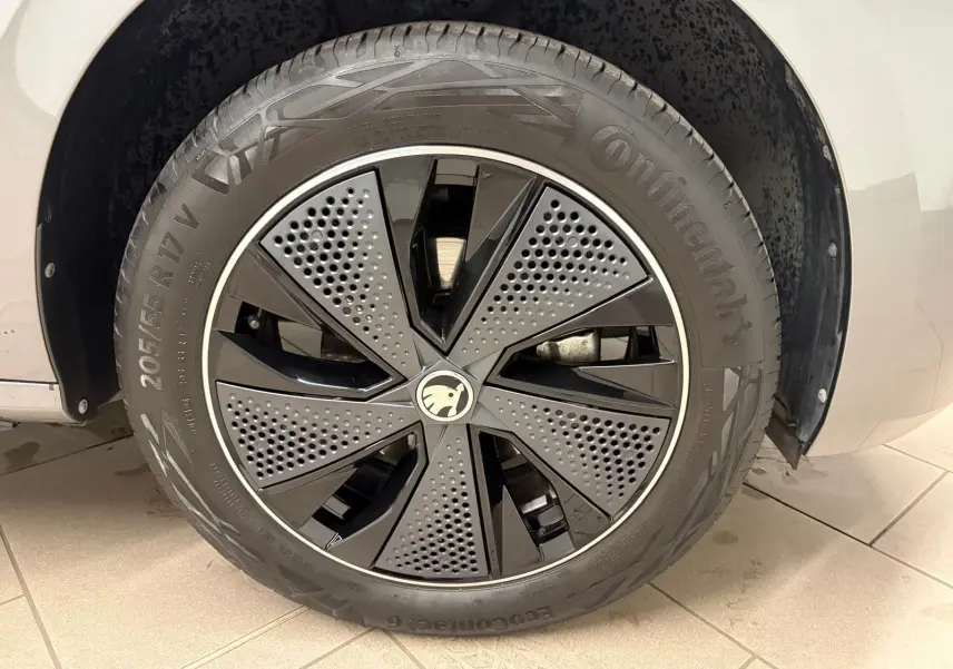 Gros plan sur la roue avant gauche du Skoda Kamiq 2024 gris graphite, avec jante noire et détails perforés Monte Carlo.