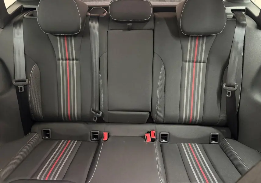 Vue intérieure arrière des sièges noirs avec bandes grises et rouges du Skoda Kamiq Monte Carlo 2024 en gris graphite.