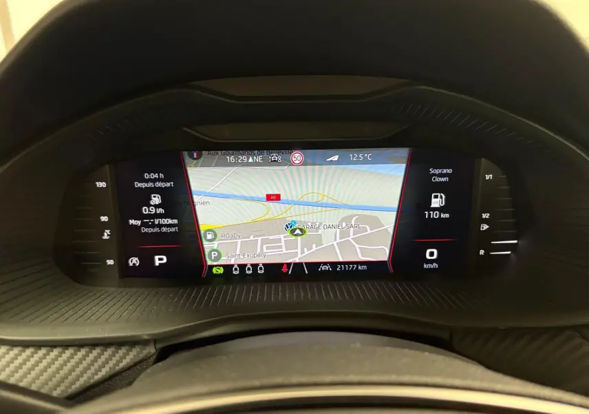 Vue rapprochée du tableau de bord numérique du Skoda Kamiq 2024 avec affichage de navigation et compteurs digitaux.