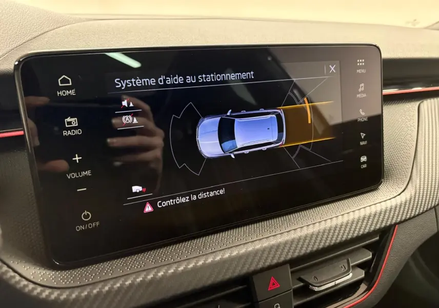 Écran tactile du système d'aide au stationnement dans le tableau de bord du Skoda Kamiq Monte Carlo gris graphite 2024.