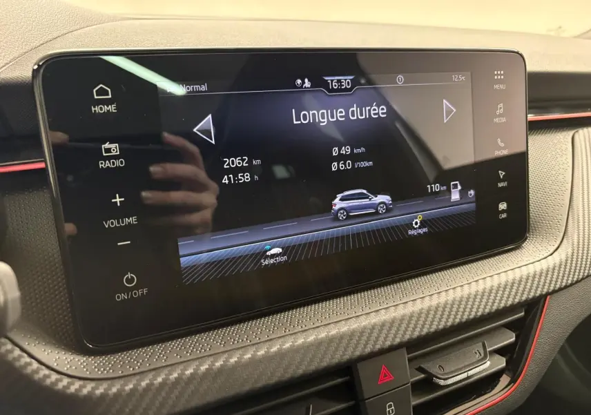 Écran tactile central du Skoda Kamiq 2024 Monte Carlo montrant les données de conduite, avec finition carbone et touches rouges.