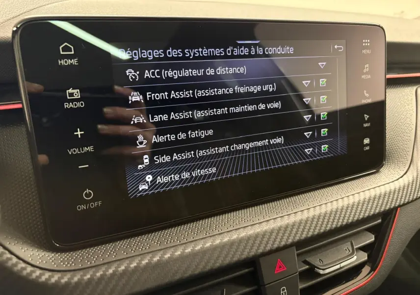 Écran tactile central du Skoda Kamiq Monte Carlo 2024 montrant les réglages des aides à la conduite, avec finition gris graphite.