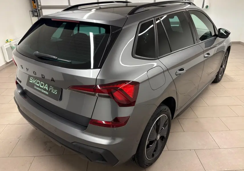 Vue 3/4 arrière droite du Skoda Kamiq 2024 gris graphite version Monte Carlo avec jantes noires distinctives.