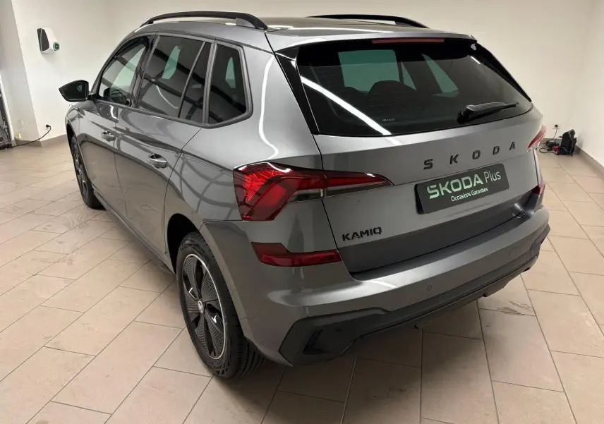 Vue 3/4 arrière droite du Skoda Kamiq Monte Carlo 2024 en gris graphite avec jantes noires distinctives.