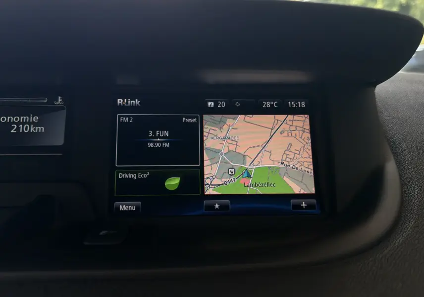 Écran central du tableau de bord Renault Scenic 1.5 dCi 110 Bose affichant GPS, radio FM et autonomie 210 km.