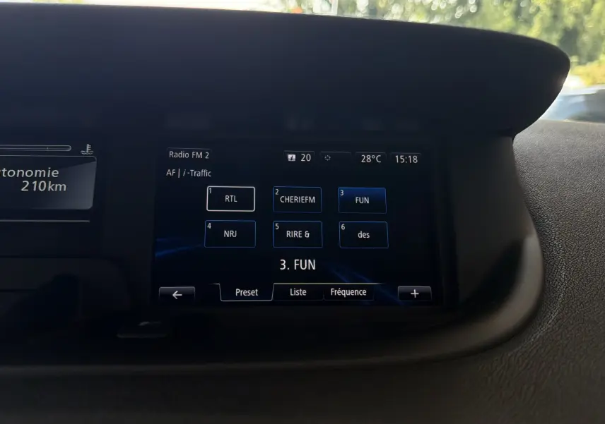 Écran central de la Renault Scenic 1.5 dCi 110 Bose affichant les stations radio, vue intérieure du tableau de bord.