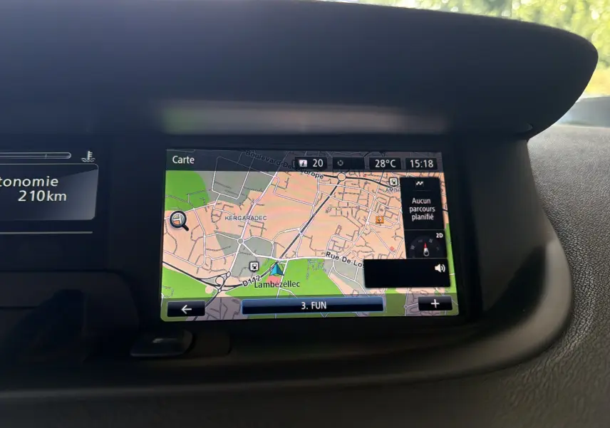 Vue intérieure du tableau de bord du Renault Scenic gris Cassiopée de 2015, avec écran GPS affichant une carte détaillée.