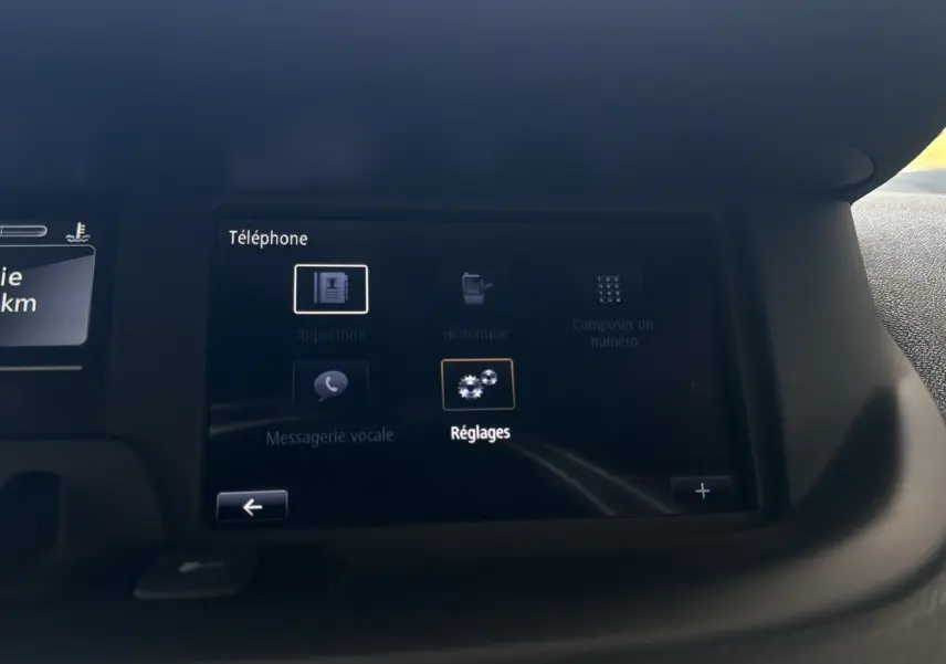 Écran tactile central du Renault Scénic 1.5 dCi 110 Bose de 2015 affichant le menu Téléphone et Réglages.