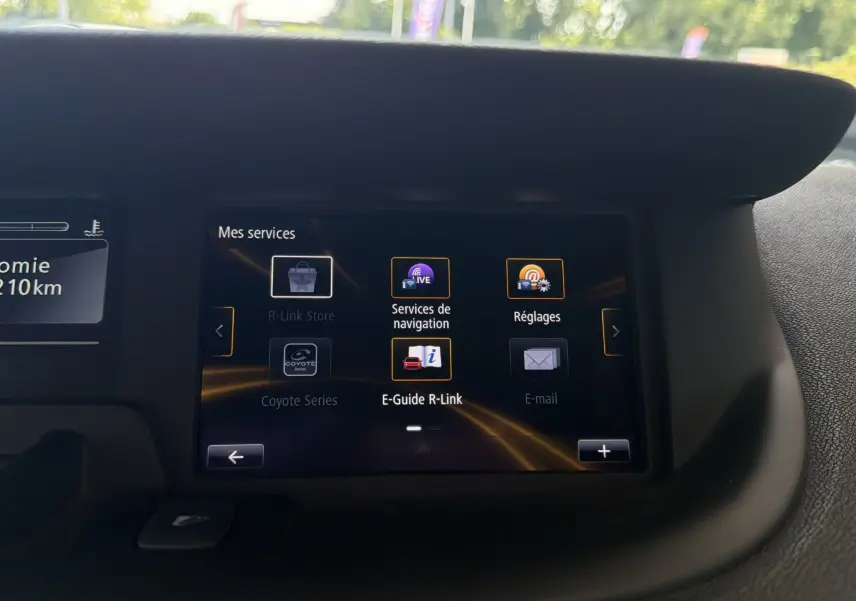 Écran tactile central du Renault Scenic 1.5 dCi 110 Bose affichant le menu des services de navigation.