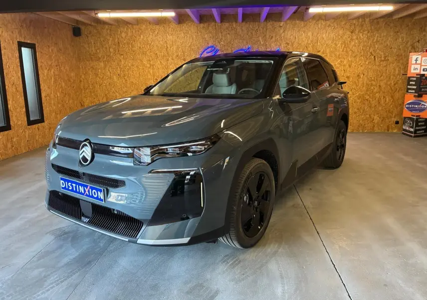 Vue 3/4 avant droite d'une Citroën C5 Aircross 2026 gris métallisé avec jantes noires et calandre distinctive.