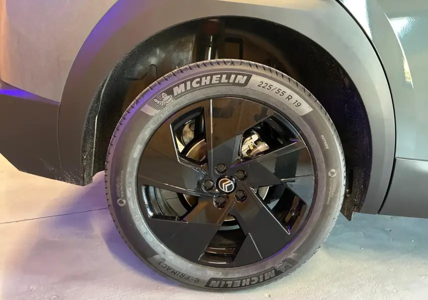 Gros plan sur la roue avant droite du Citroën C5 Aircross vert Astoria, jante noire brillante et pneu Michelin.