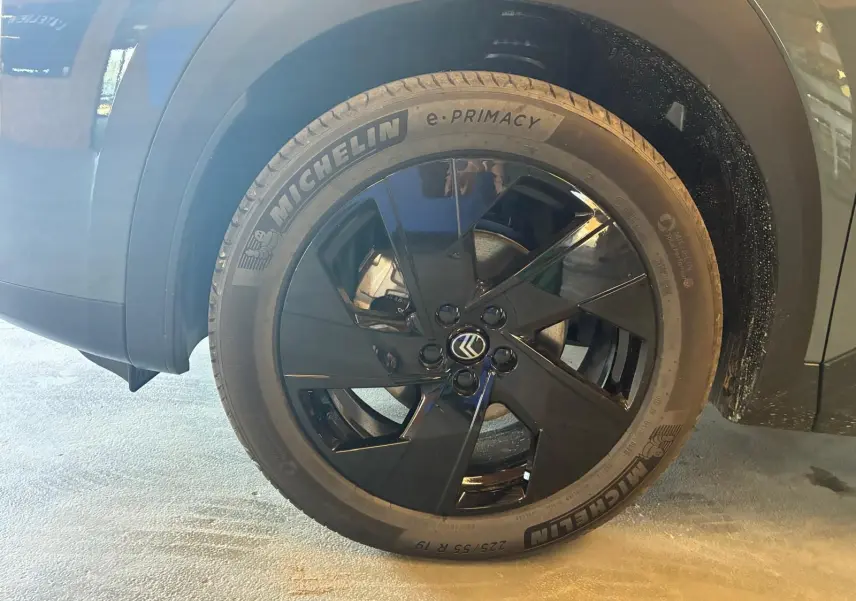 Gros plan sur la roue avant gauche du Citroën C5 Aircross vert Astoria Metal avec jante noire et pneu Michelin e-Primacy.