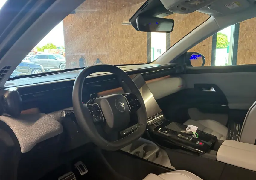 Intérieur du Citroën C5 Aircross 2026 vu côté conducteur, avec tableau de bord moderne et sièges gris clair.