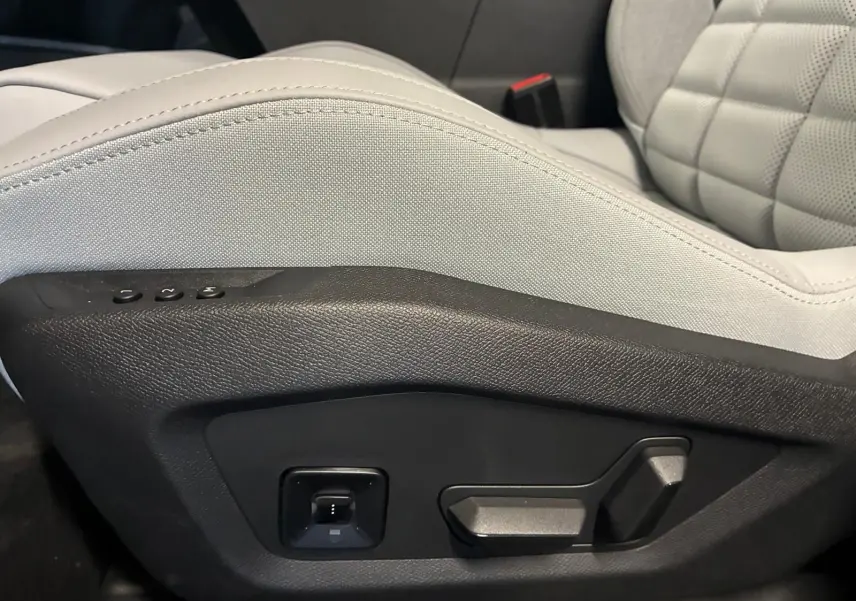 Gros plan sur les commandes de réglage électrique du siège avant gris clair du Citroën C5 Aircross 2026.