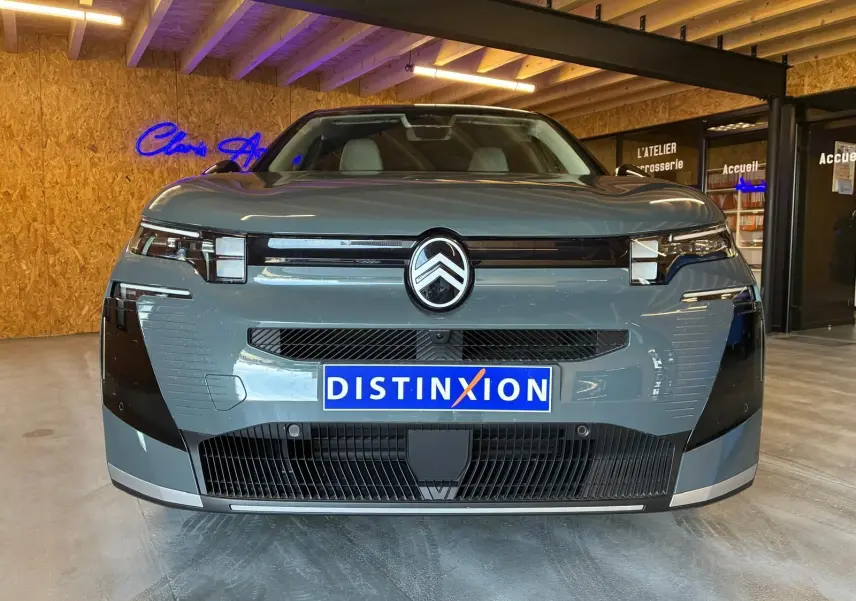 Vue frontale d'une Citroën C5 Aircross 1.2 Hybrid 145 BVA Max en vert Astoria métal, avec calandre noire et logo centré.