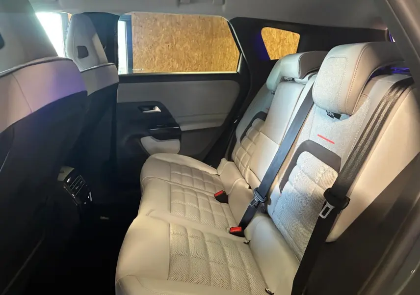Vue intérieure côté droit des sièges arrière gris clair du Citroën C5 Aircross 2026, avec ceintures et appuie-têtes visibles.