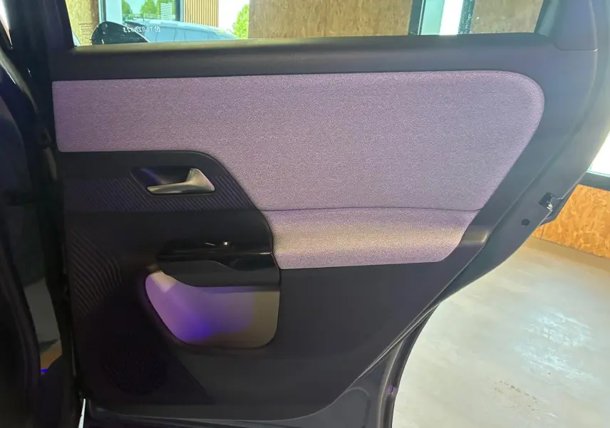 Porte arrière gauche intérieure du Citroën C5 Aircross 2026, tissu gris clair et garnitures noires.