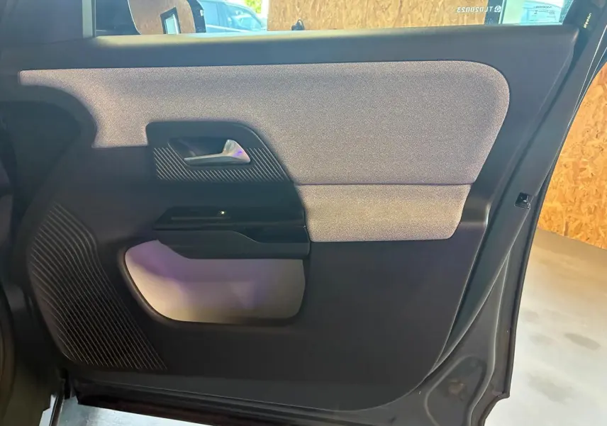 Gros plan sur la porte intérieure côté gauche du Citroën C5 Aircross 2026, avec habillage gris et noir texturé.
