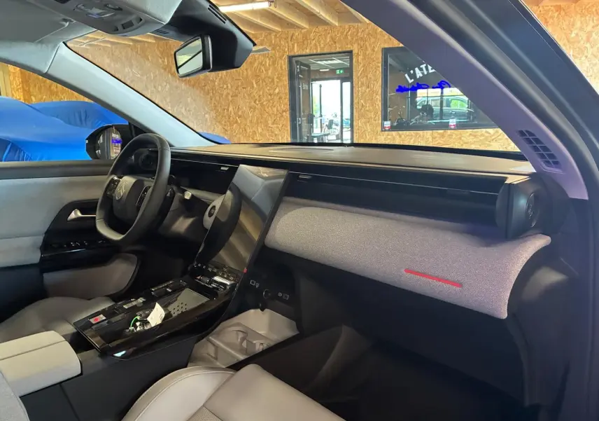Vue intérieure côté conducteur du Citroën C5 Aircross 2026, tableau de bord gris noir avec écran tactile vertical.